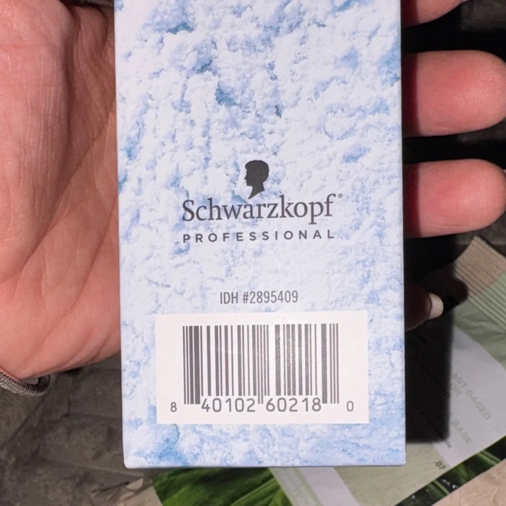 Biolage 99% Plant-Based Hair Color+ Schwarzkopf Salon Scoop | Pro Bundle - Picture 4 of 4